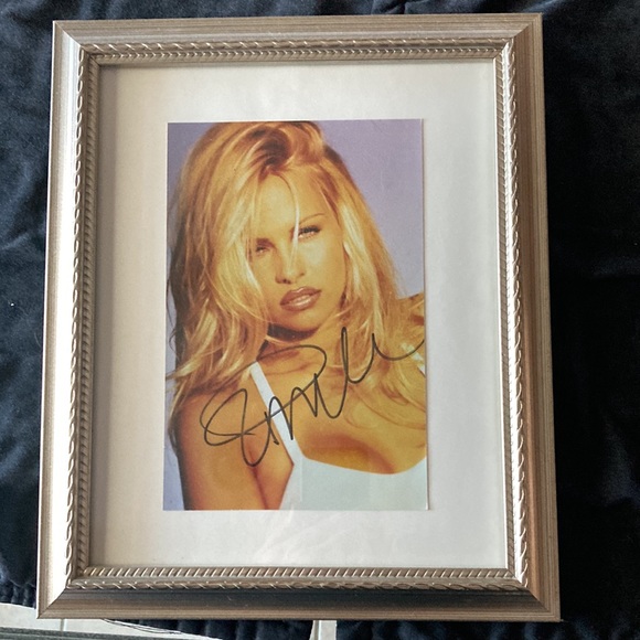 Pamela Anderson autographed framed 5x7 photo. Comes with COA - Picture 3 of 3